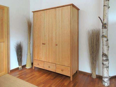 Kleiderschrank dreitürig Massivholz Erle